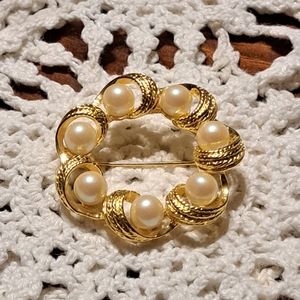 Vintage Unsigned 1970's Faux Pearl Gold Tone Wreath Brooch 2" diameter